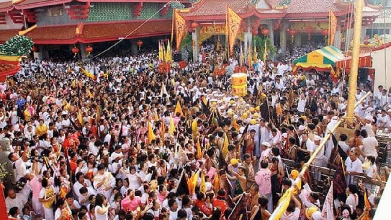 奇祭ともいわれるプーケットのキンジェーの様子 出典：https://www.facebook.com/GinJphuket/