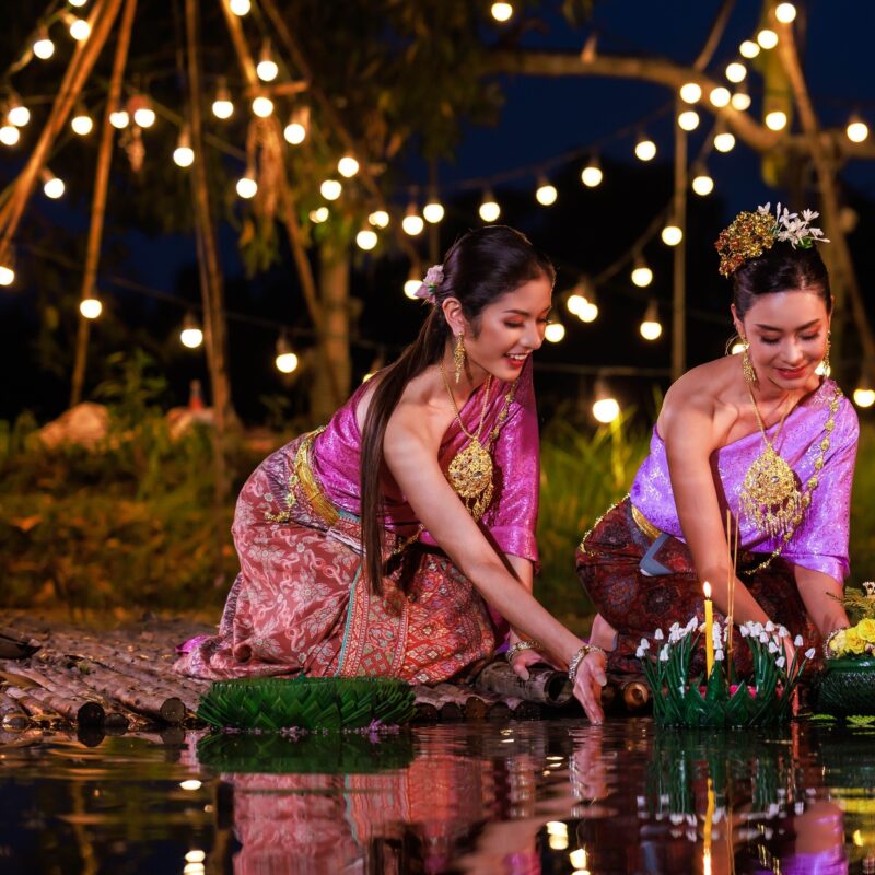 ロイクラトンの中心となる儀式は、バナナの葉や幹、花で作られた灯籠「クラトン」を川や池、運河に流す