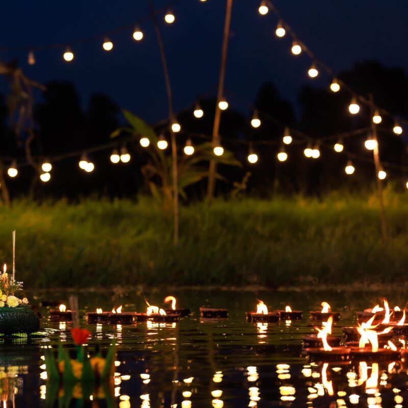 ロイクラトンの中心となる儀式は、バナナの葉や幹、花で作られた灯籠「クラトン」を川や池、運河に流す