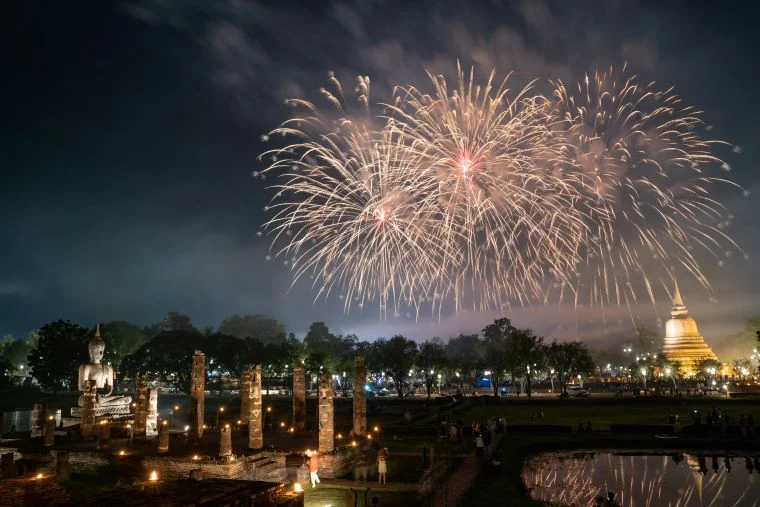 ロイクラトン発祥の地とされるスコータイでは、ライトアップされた歴史公園内で「スコータイ・ロイクラトン＆キャンドル・フェスティバル」が盛大に開催