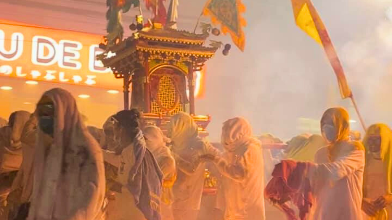 奇祭ともいわれるプーケットのキンジェーの様子 出典：https://www.facebook.com/GinJphuket/