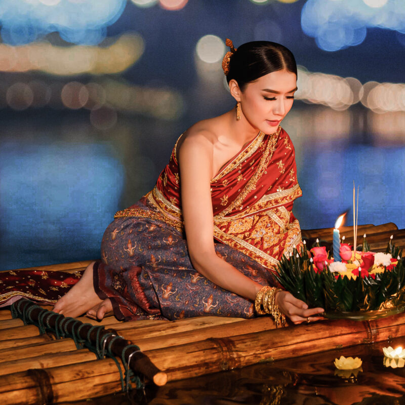 ロイクラトンの中心となる儀式は、バナナの葉や幹、花で作られた灯籠「クラトン」を川や池、運河に流す