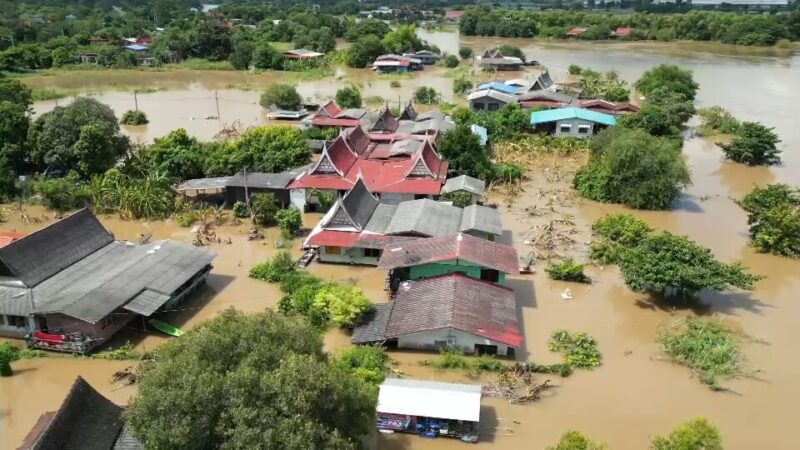 プラナコーン・シー・アユタヤ県の洪水状況について。チャイナート県のチャオプラヤーダムは毎秒2,748立方メートルの水を流入させ、下流へは毎秒2,500立方メートルの速度で放水しています。