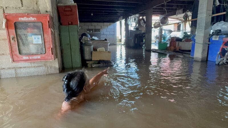 78歳の理髪師、プラシット・キトニヨムさんの家は2階まで浸水しています。彼は弟と2人で暮らしています。洪水は高床式の家にまで達しました。私の唯一の生活の糧となっている仕事も、もうできなくなっています。