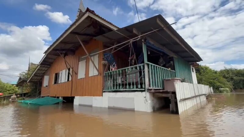 バンバン村の洪水は数ヶ月にわたって続き、村人たちは収入を失い、ボートを避難所として利用しています。