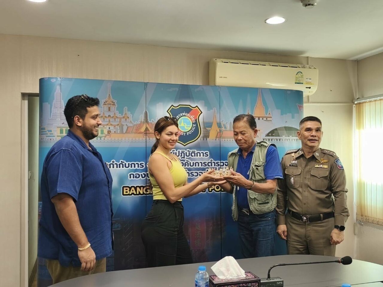 リハシャ・リンゼイ＝ホワイトさん（Lihasha Lindsay-White / ミス・ユニバース・スリランカ2025）とタイ警察