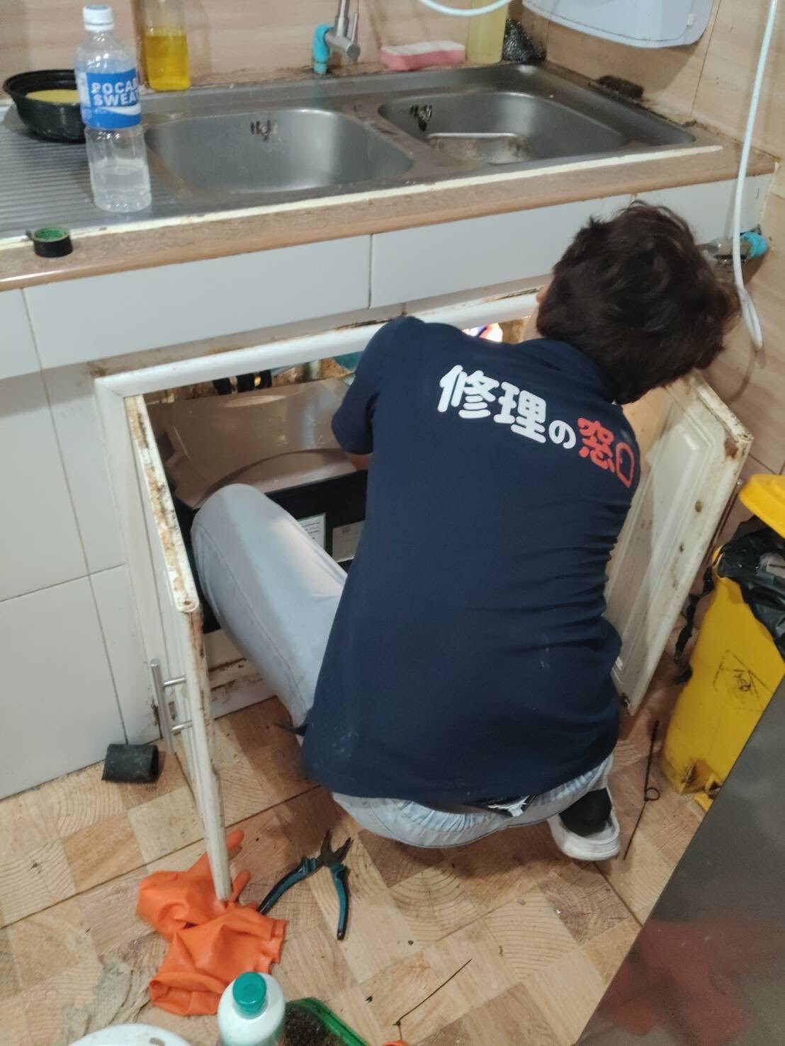 修理の窓口　水道トラブルの修理の様子