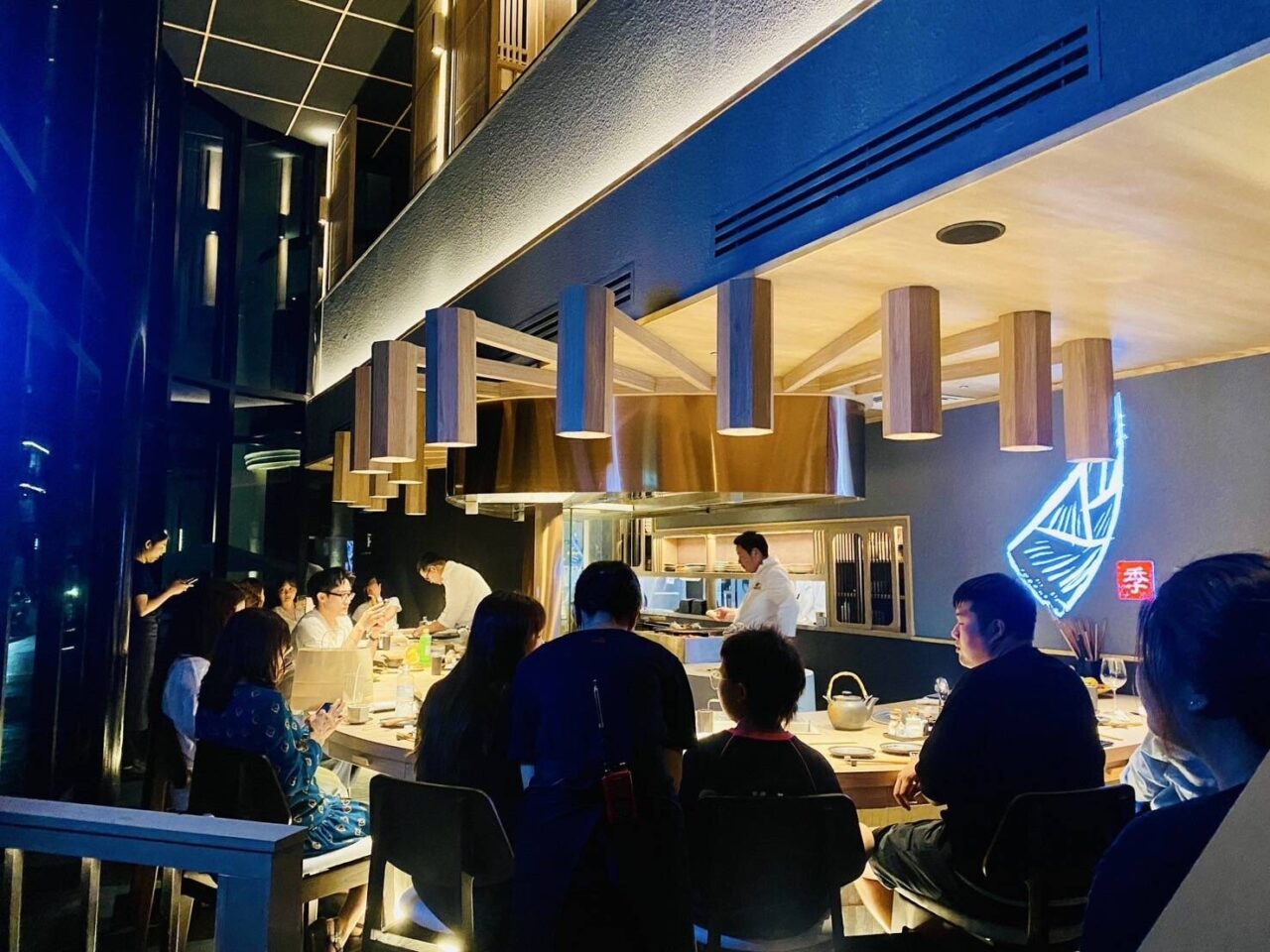 囲炉裏・藁焼き・炭焼きのライブ調理が楽しめる1階オープンキッチンカウンター席