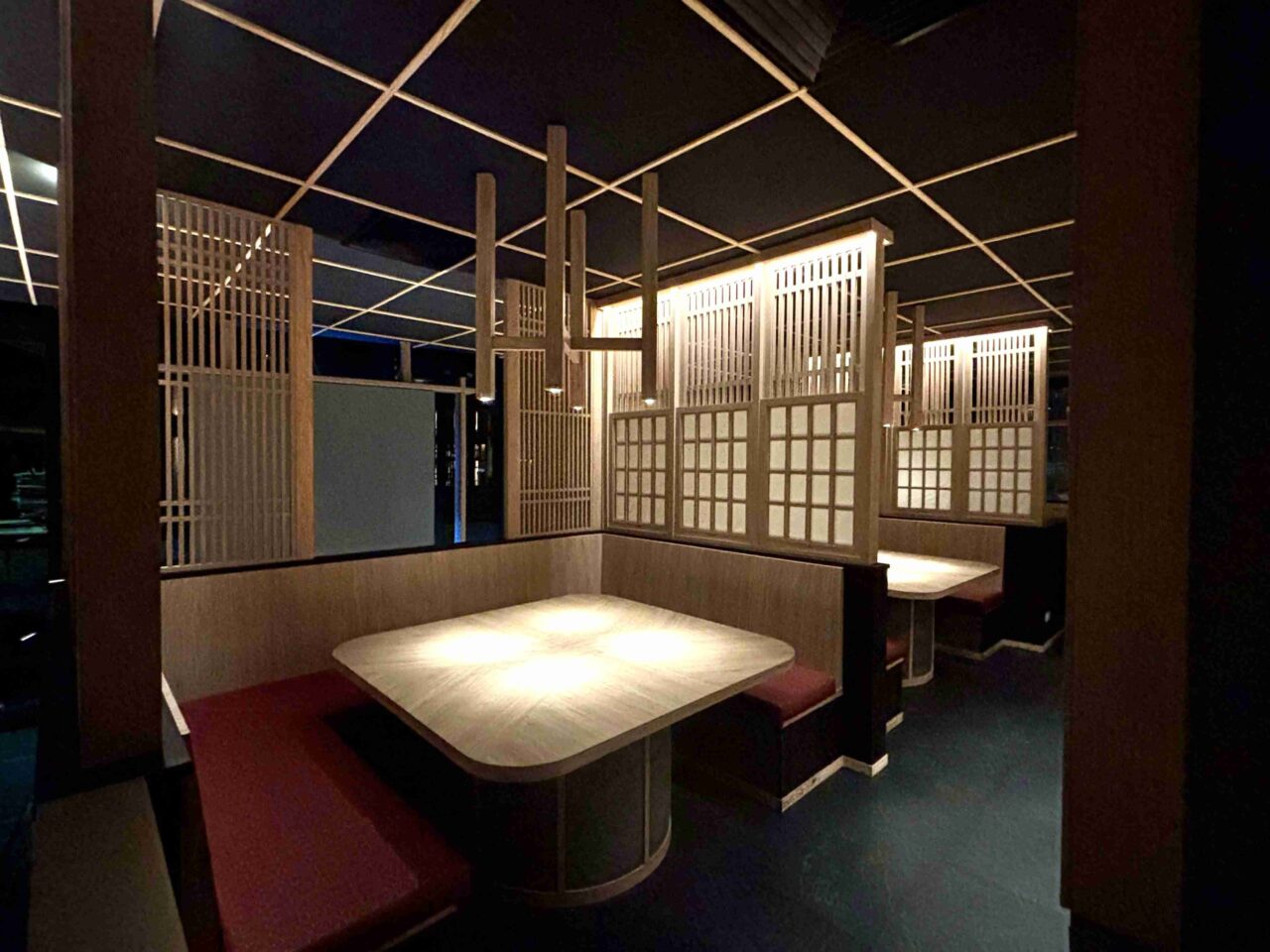 2階の半個室テーブル席｜落ち着いた和モダン空間で大小各種のシーンに対応