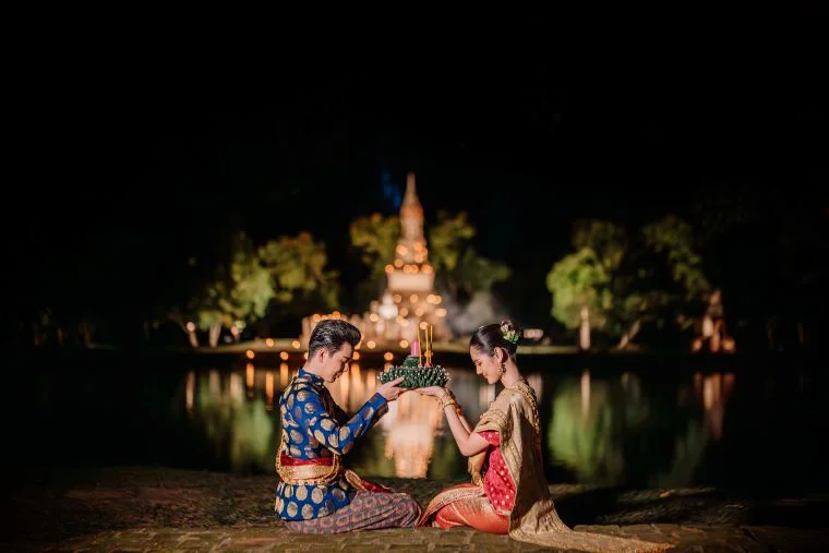 ロイクラトン発祥の地とされるスコータイでは、ライトアップされた歴史公園内で「スコータイ・ロイクラトン＆キャンドル・フェスティバル」が盛大に開催
