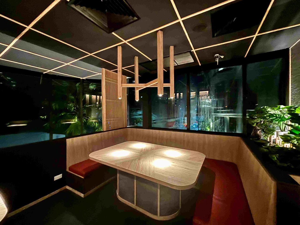 2階の半個室テーブル席｜自然光と木の温もりが調和する優雅な空間