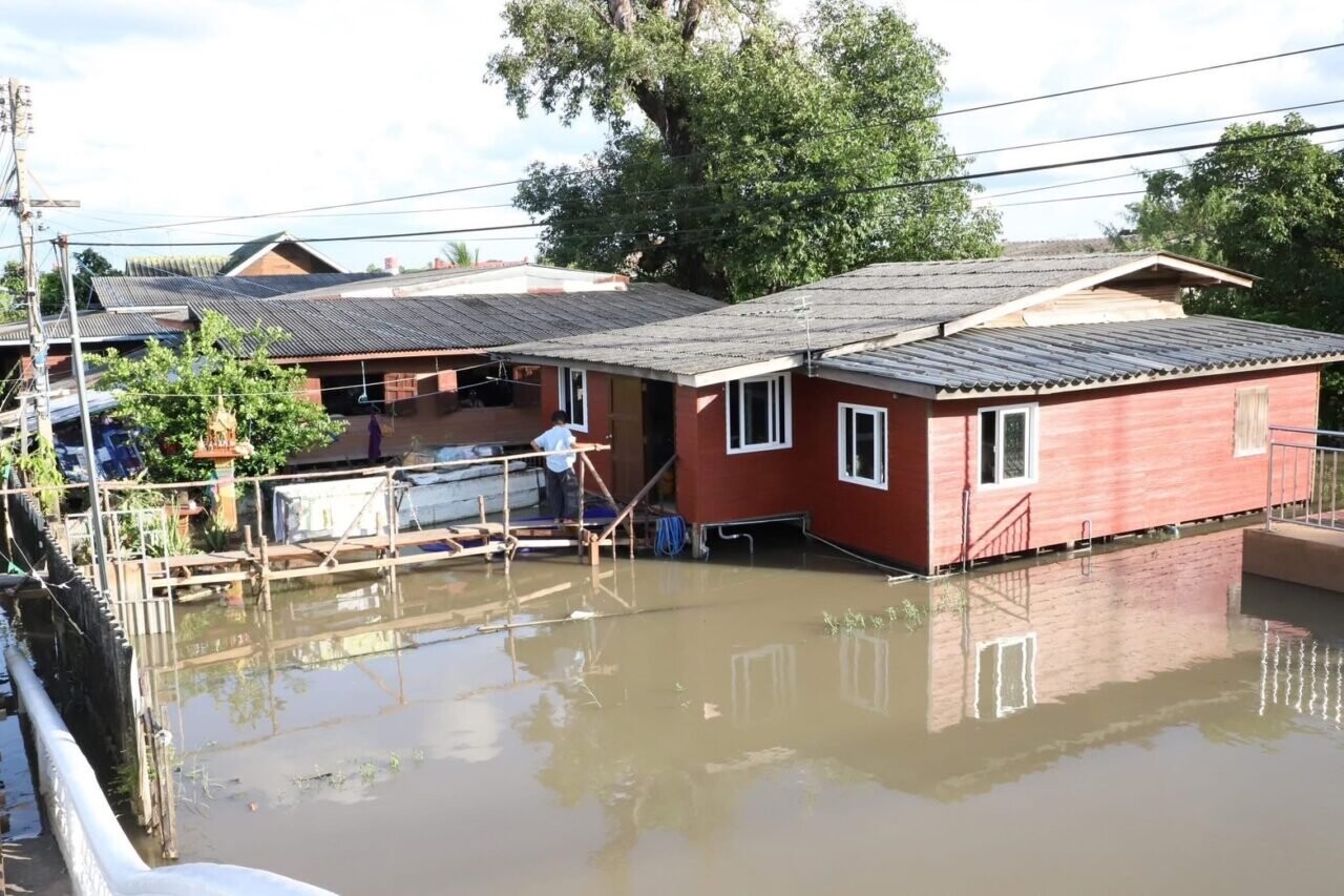 2つの台風と雨季の影響で冠水や洪水被害がつづくタイの洪水のようすをしめす画像。