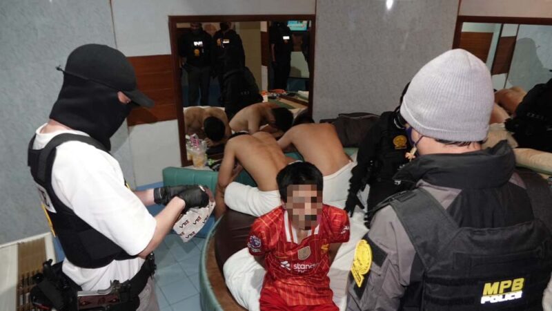 SNSを利用して覚醒剤の出張注射サービスを行い、バンコク首都警察に逮捕された通称「ドクター・ゴルフ」の事件を報じる記事