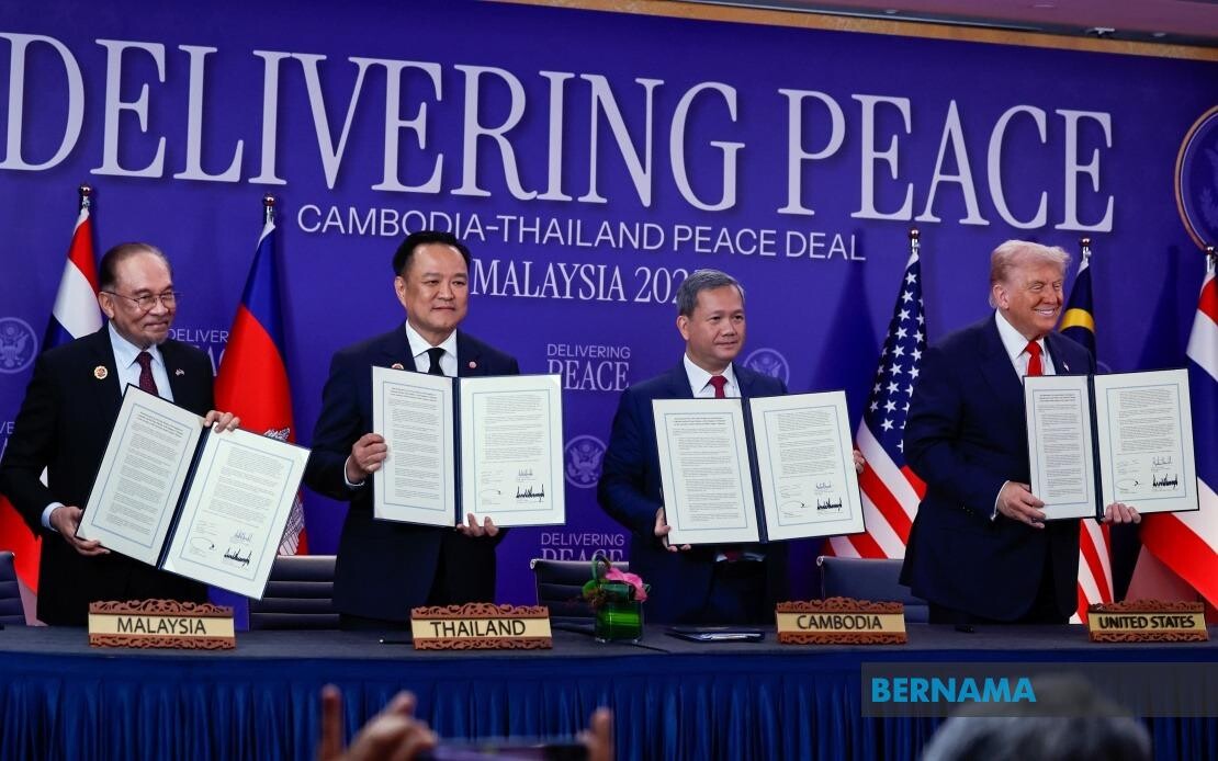 クアラルンプール・コンベンションセンター(KLCC)で開催された第47回ASEAN首脳会議および関連首脳会議において、アンワル・イブラヒム首相とドナルド・トランプ米大統領は、カンボジアのフン・マネト首相、タイのアヌティン・チャーンヴィラクル首相とともに、「KL和平協定」と名付けられた和平協定に関する署名済みの共同宣言を掲示した。