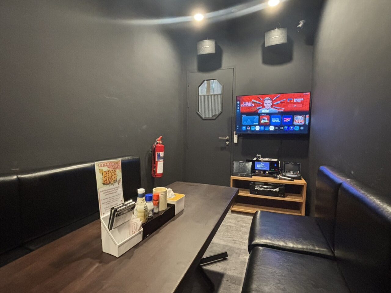 恵美須商店エカマイ店のカラオケルーム2