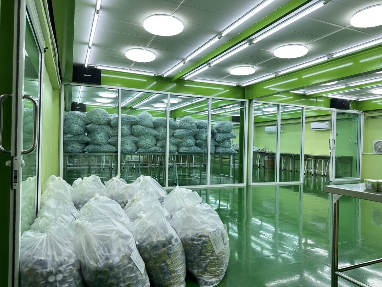 タイ警察の消費者保護犯罪取締局（CPPD）とFDAが、バンコクおよびサムットサコン県にある4カ所の無許可・違法製造拠点を家宅捜索したことによって発覚しました。