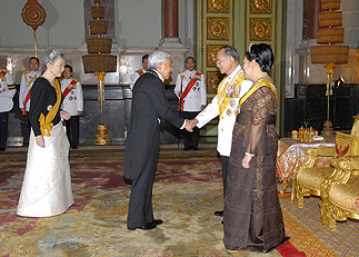 日本の皇室とタイの王室の深いつながりを示す家族での集合写真(出典：宮内庁)