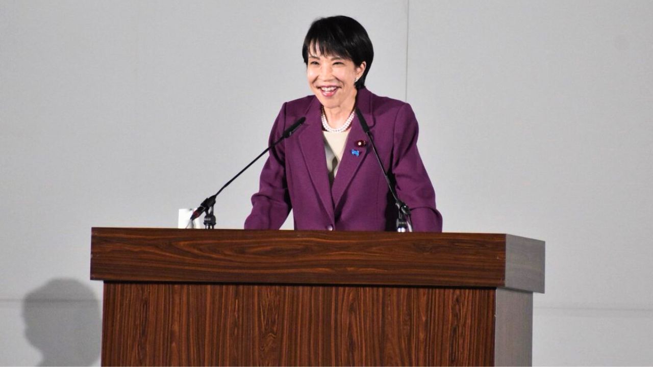 演説を行う高市早苗新首相の様子。タイのメディアは彼女を「強硬な保守派」と報じている。