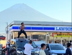 観光スポットで裸ダンス動画を拾うして炎上したタイ人インフルエンサー