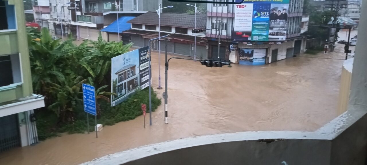 タイ南部のハジャイ市街、5時現在停電中。町の風景