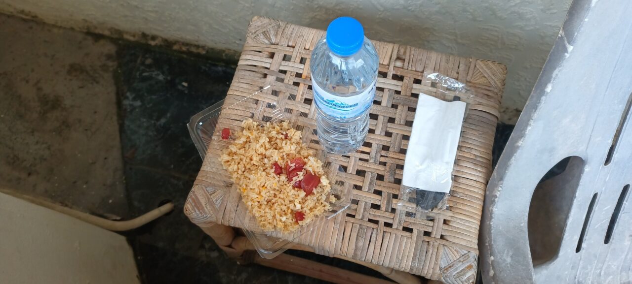 ハジャイの洪水に被災した日本人の体験談
宿のお母さんが食事を出してくれた