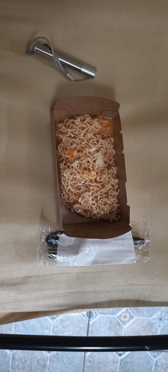 宿から配給された食事。外国人旅行者にも提供してくれたことに感謝する永山さん