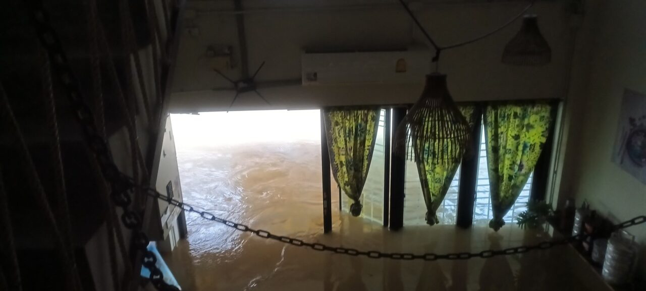 流された宿のドア11/24のハジャイのようす