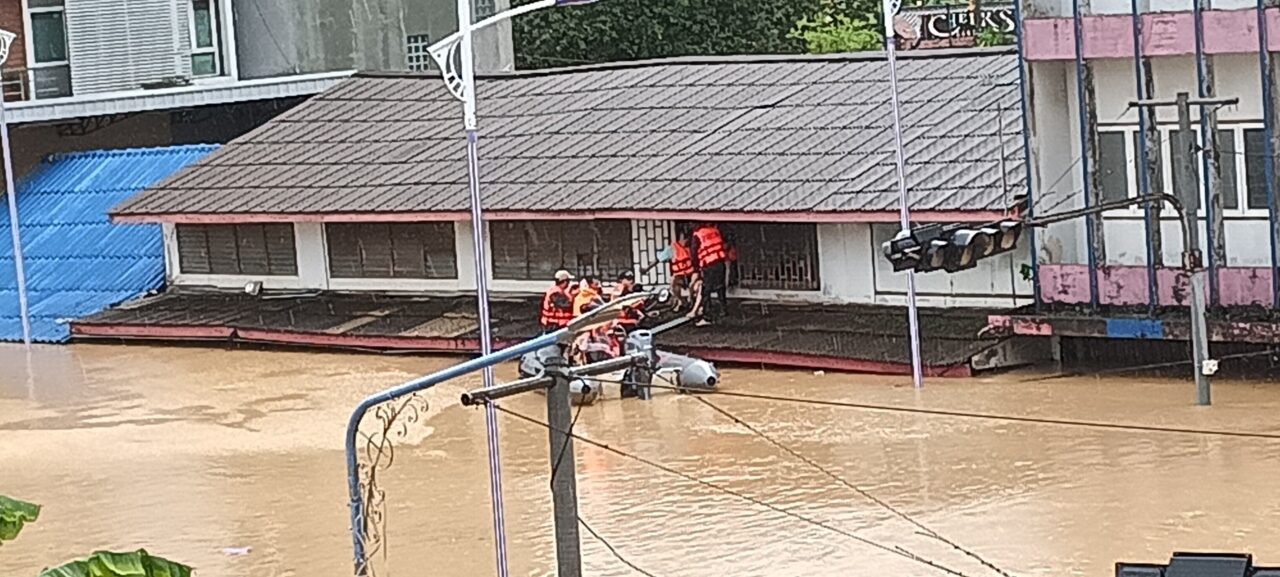 ボートで人命救助をしている様子。浸水の為にボートで2階に直接乗り付けています。