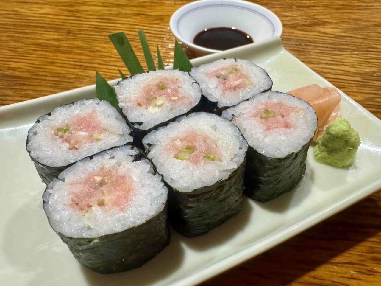 ネギトロ巻き（150B） この価格で中巻き級のボリュームは奇跡。満足度100％！