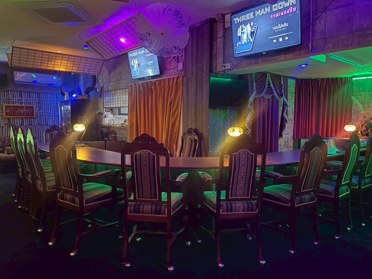 エカマイ スナック&Bar Remixリミックス店内のようす2