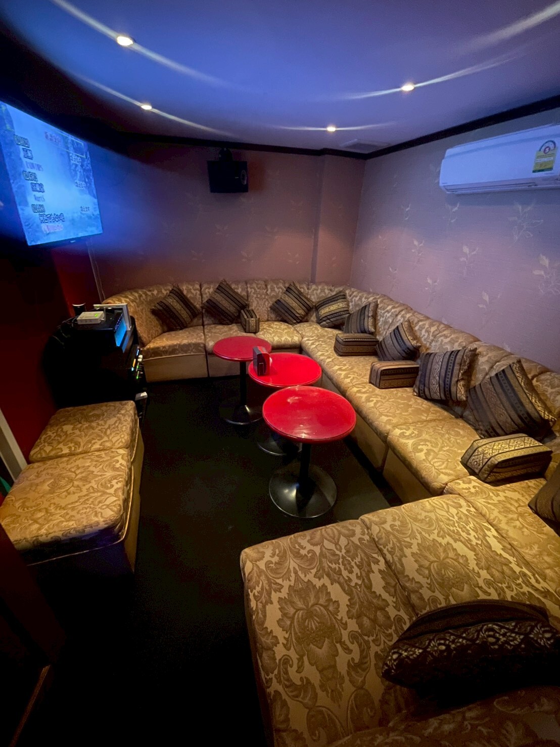 エカマイ スナック&Bar Remixリミックス店内のようす5