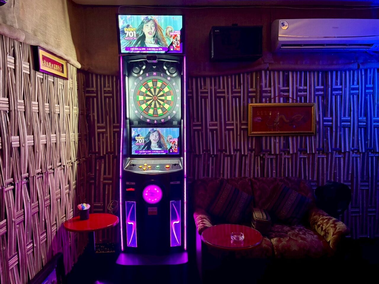 エカマイ スナック&Bar Remixリミックス店内のダーツ