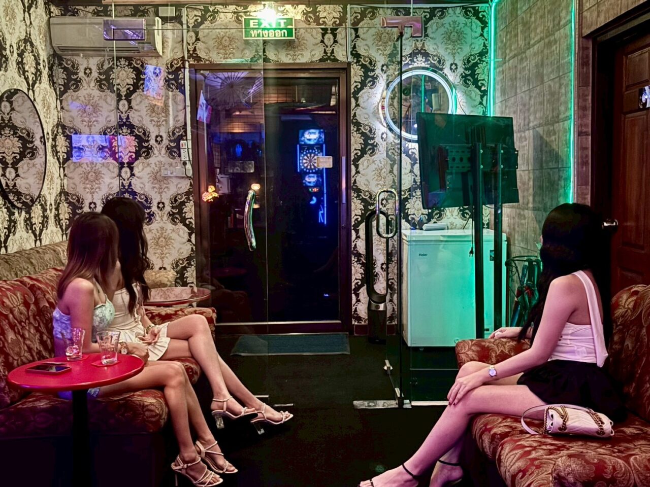 エカマイ スナック&Bar Remixリミックス店内の様子1