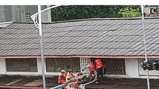 タイ南部ハジャイの大規模洪水で、2階の窓から救助ボートに乗り移る人々の様子。「死者33人・被災270万人 孤立した街ハジャイからの日本人の脱出記録」という文字が入ったサムネイル。撮影：永山さとし様。