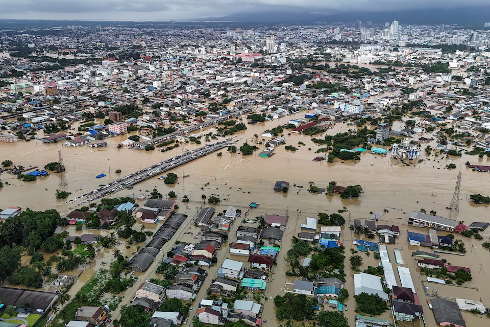 タイ南部の深刻な洪水状況と水没する街