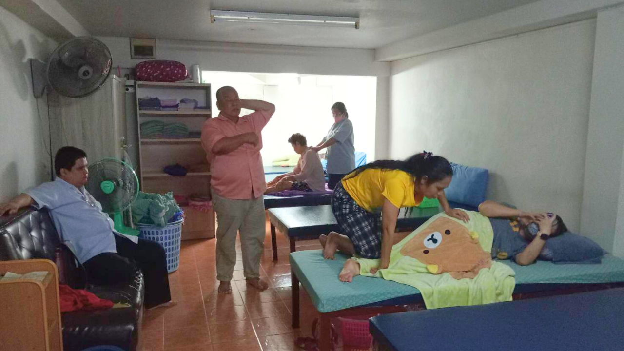 バーンスックジャイの店内の様子、個室や仕切りもない開放的な様子