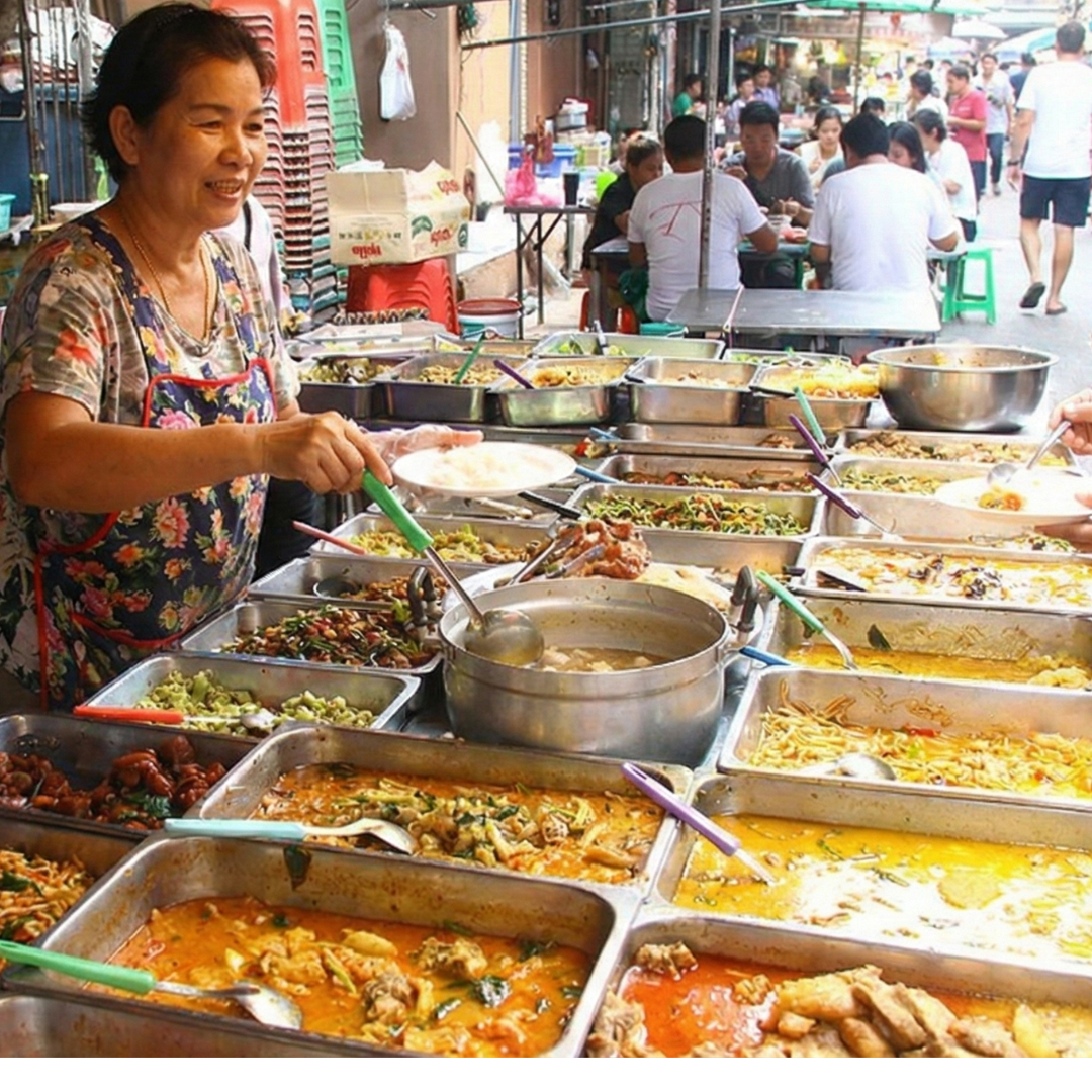 タイの国民的ファストフード:
「ぶっかけ飯」はデリバリーでも人気です。カオゲーン