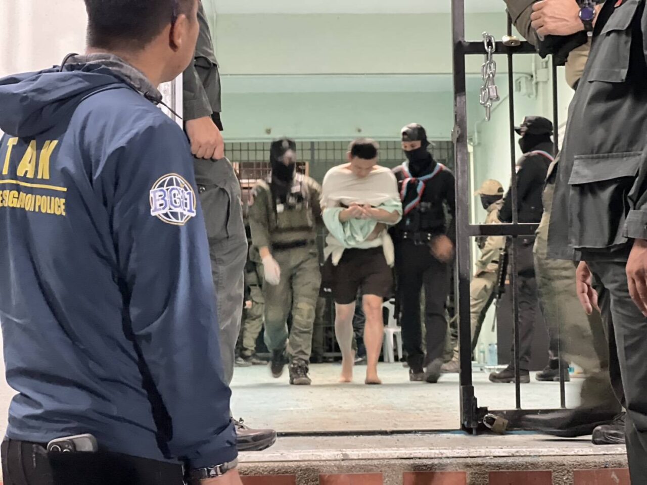 ターク県にある入館施設で暴動を起こした中国人を逮捕する様子