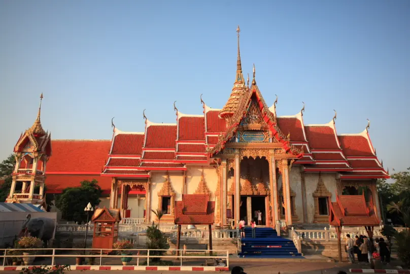 「ワット・チャロン」の呼び名で親しまれている正式名称「ワット・チャイタララーム」