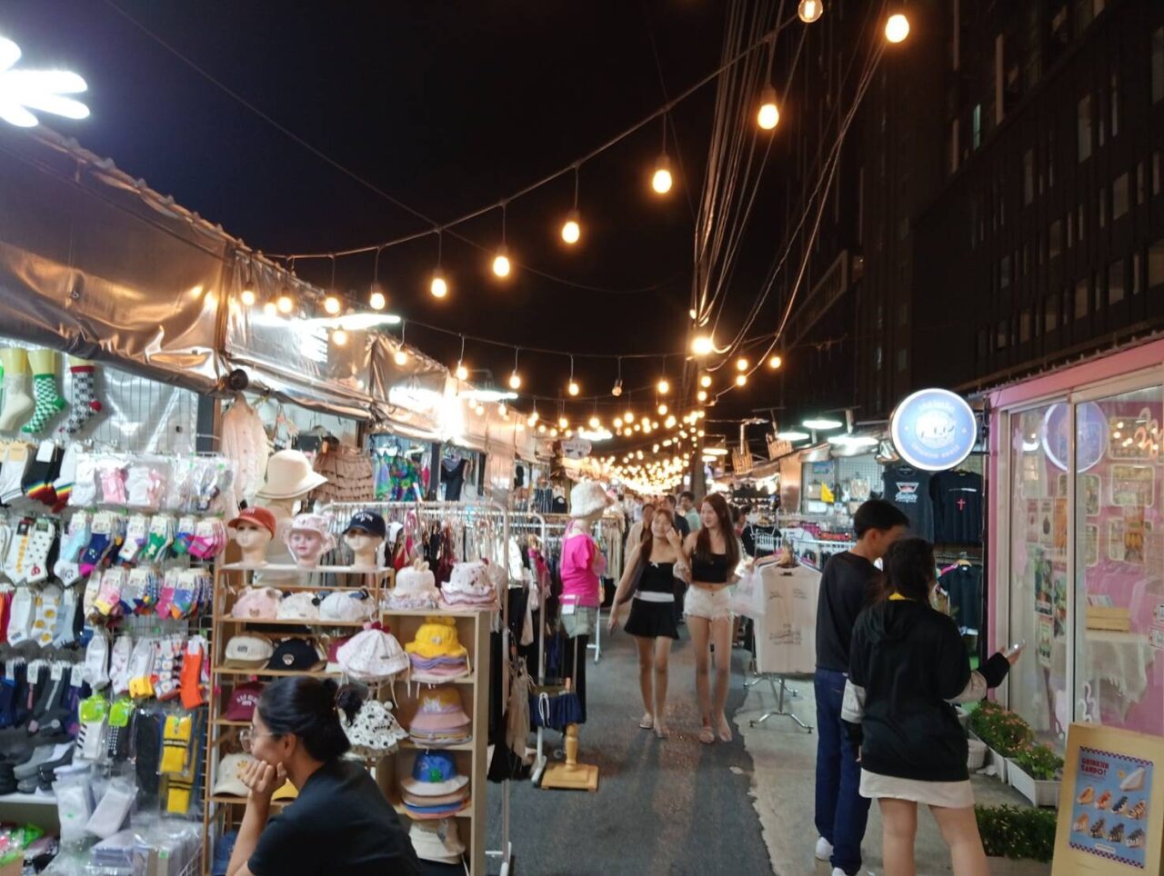 BTSプレーク・サー駅直結のブラックマーケット