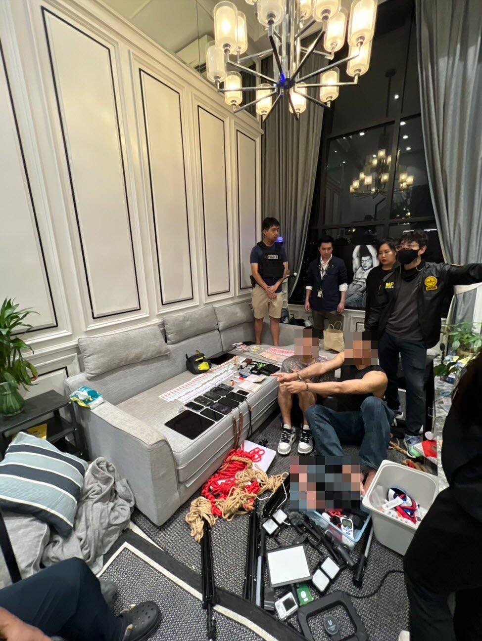 逮捕された中国人のようす