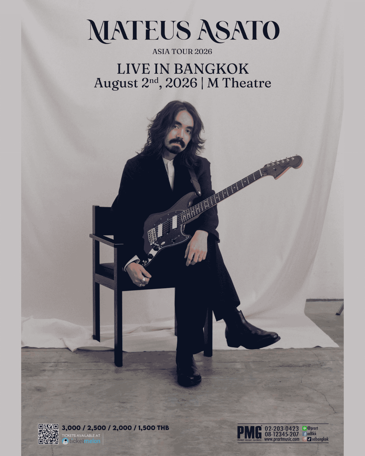 マテウス・アサト（Mateus Asato）が椅子に座りギターを持つ公演ポスター。ASIA TOUR 2026 LIVE IN BANGKOK August 2nd, 2026 M Theatre。出典：PMG