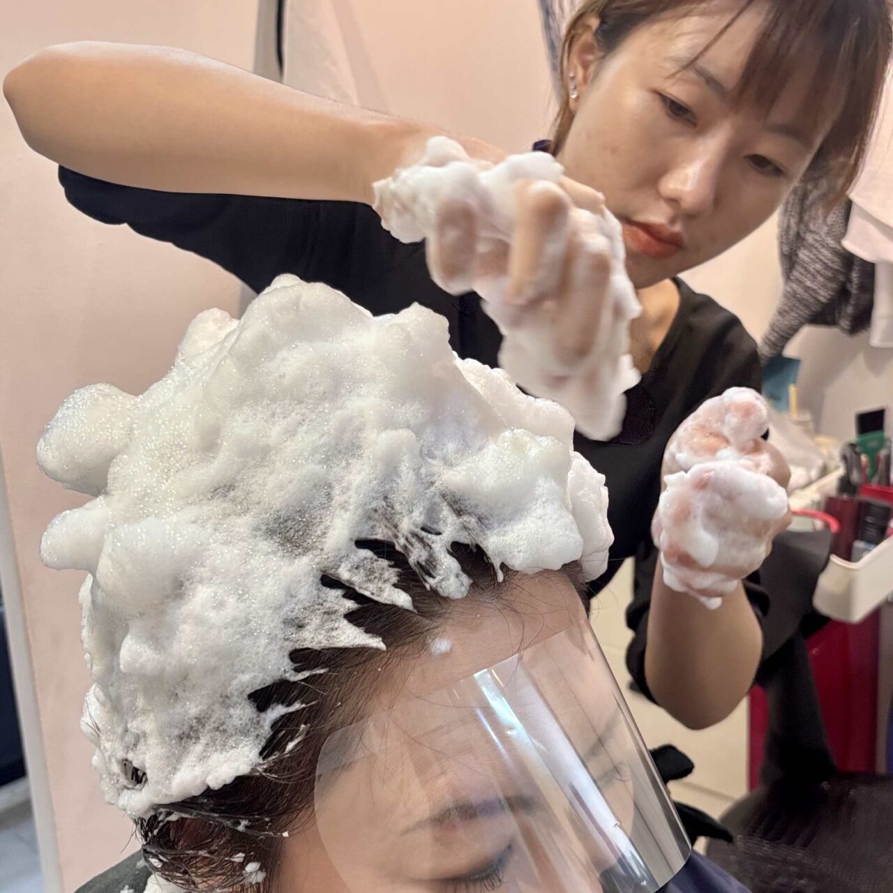 オゾンケア「新しい育毛&頭皮エイジングケアシステム」の体験中の画像。レビュワー近藤かおり