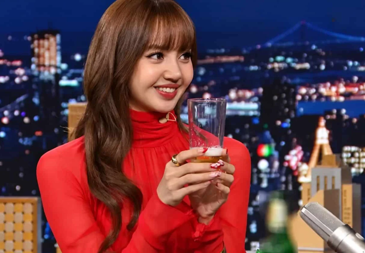 タイのトップアイドルLISAがテレビでビールを飲むようす