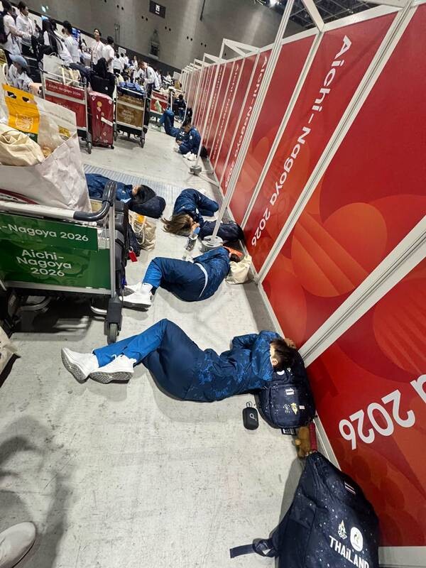 ロビーで睡眠するタイのセパタクロー選手